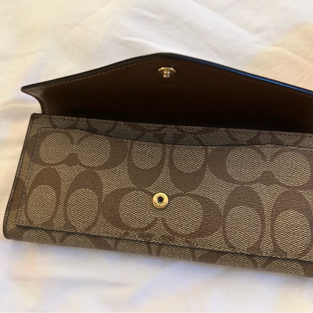 Coach wallet. Brown coach monogram